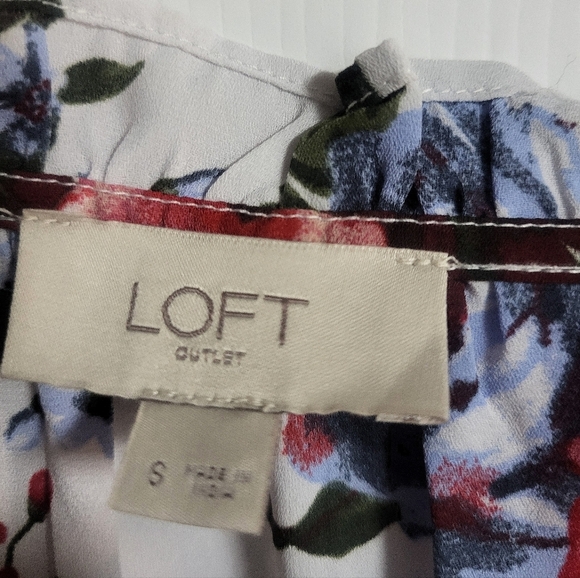 Loft Women's - Red and Blue Floral Tie Neck Blouse Size S - Picture 2 of 5